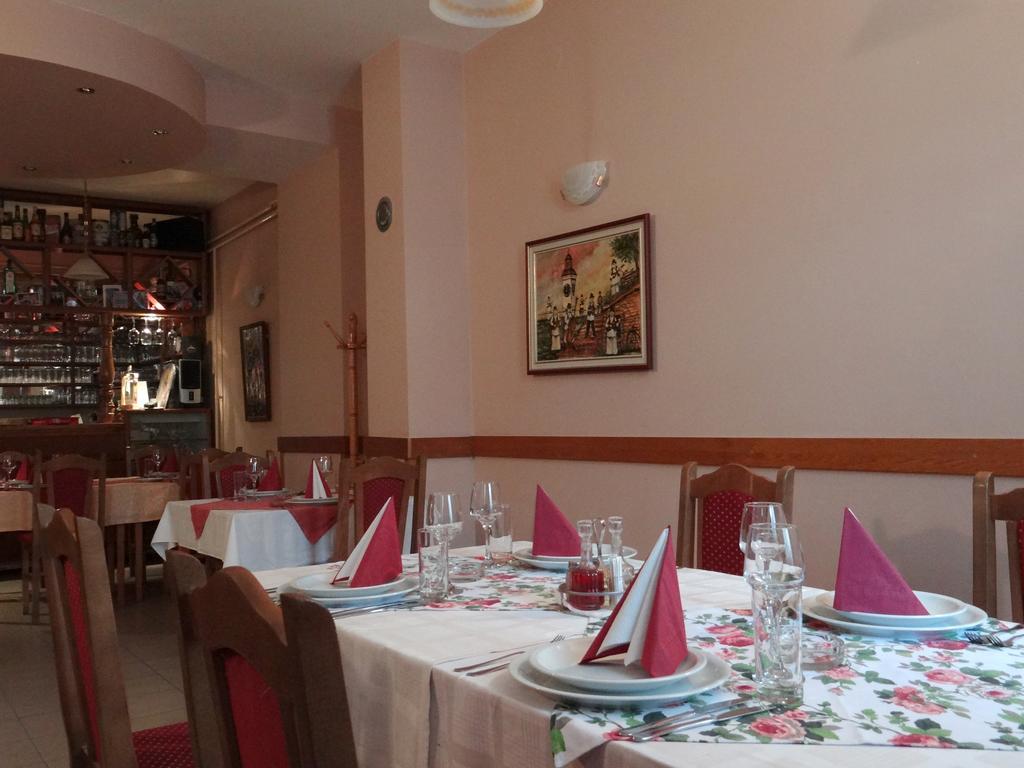 Nasa Tvrdava Guest Accommodation Novi Sad Luaran gambar